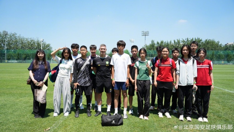 塞尔吉尼奥向中学生传授自律之道:每天一点努力才能走得更远 塞尔吉尼奥向中学生传授自律之道:每天一点努力才能走得更远